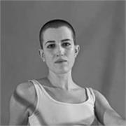 studentessa universitaria offre aiuto compiti